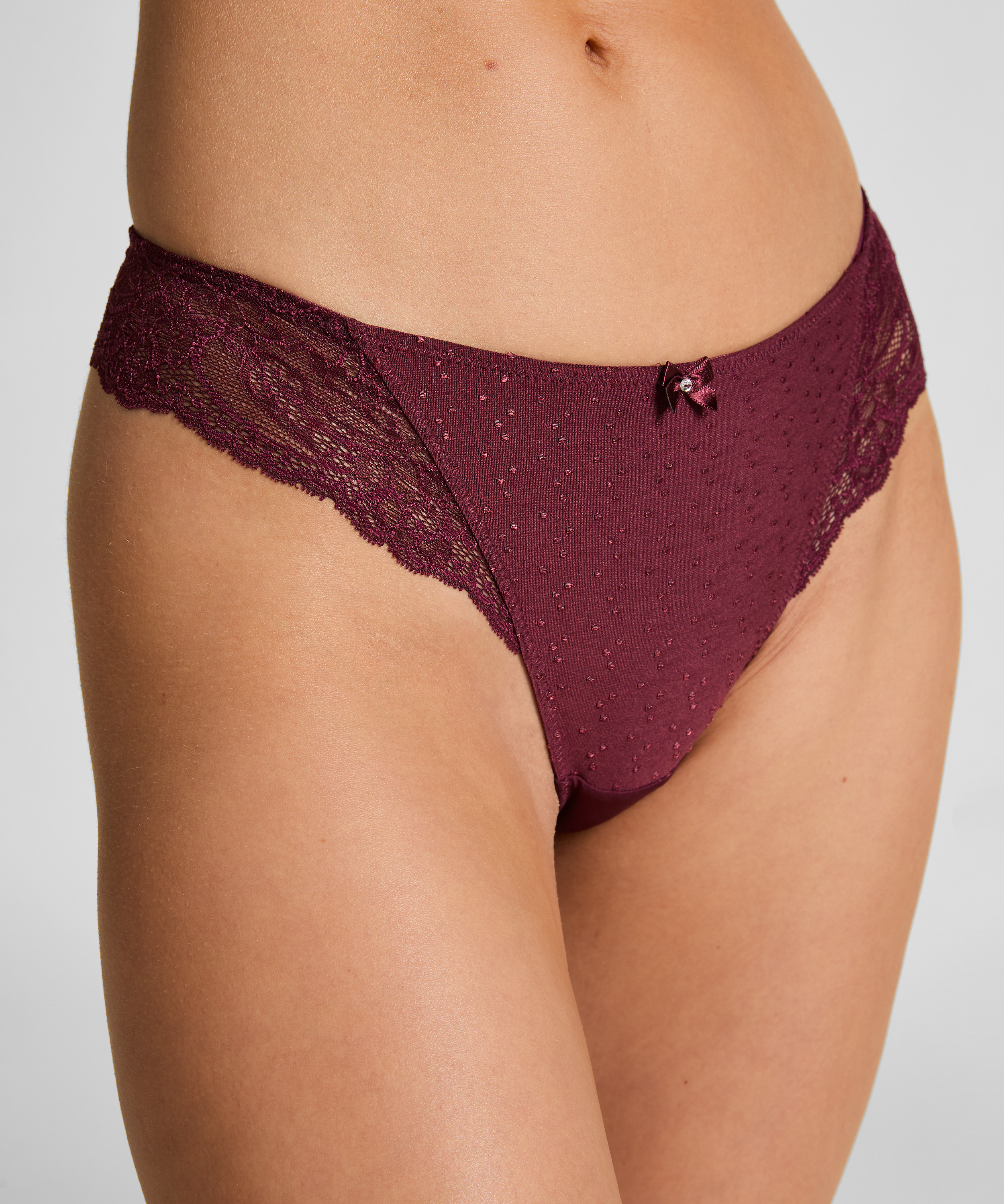 Sophie Thong, Red, main