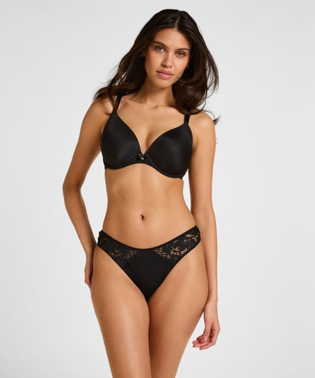 Andrea Thong, Black