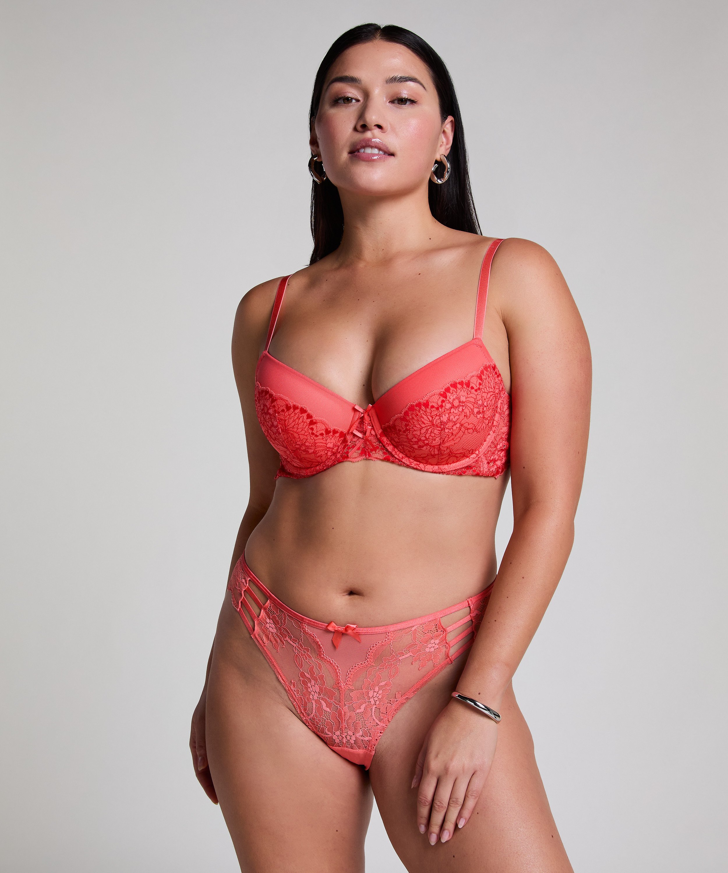 Lisa Brazilian, Pink, main