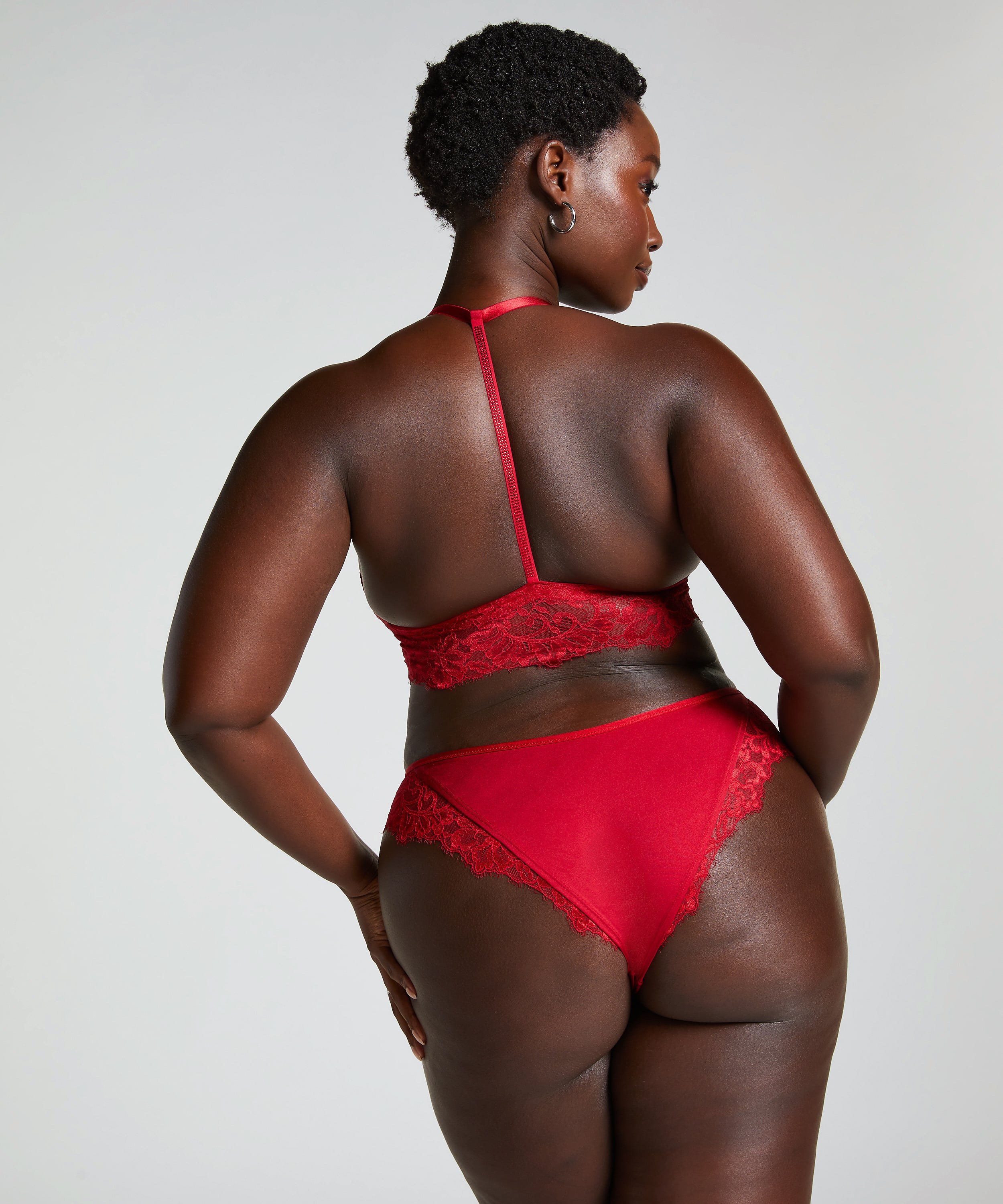 Charlotta Brazilian, Red, main