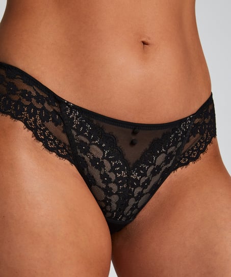 Daisy Thong, Black