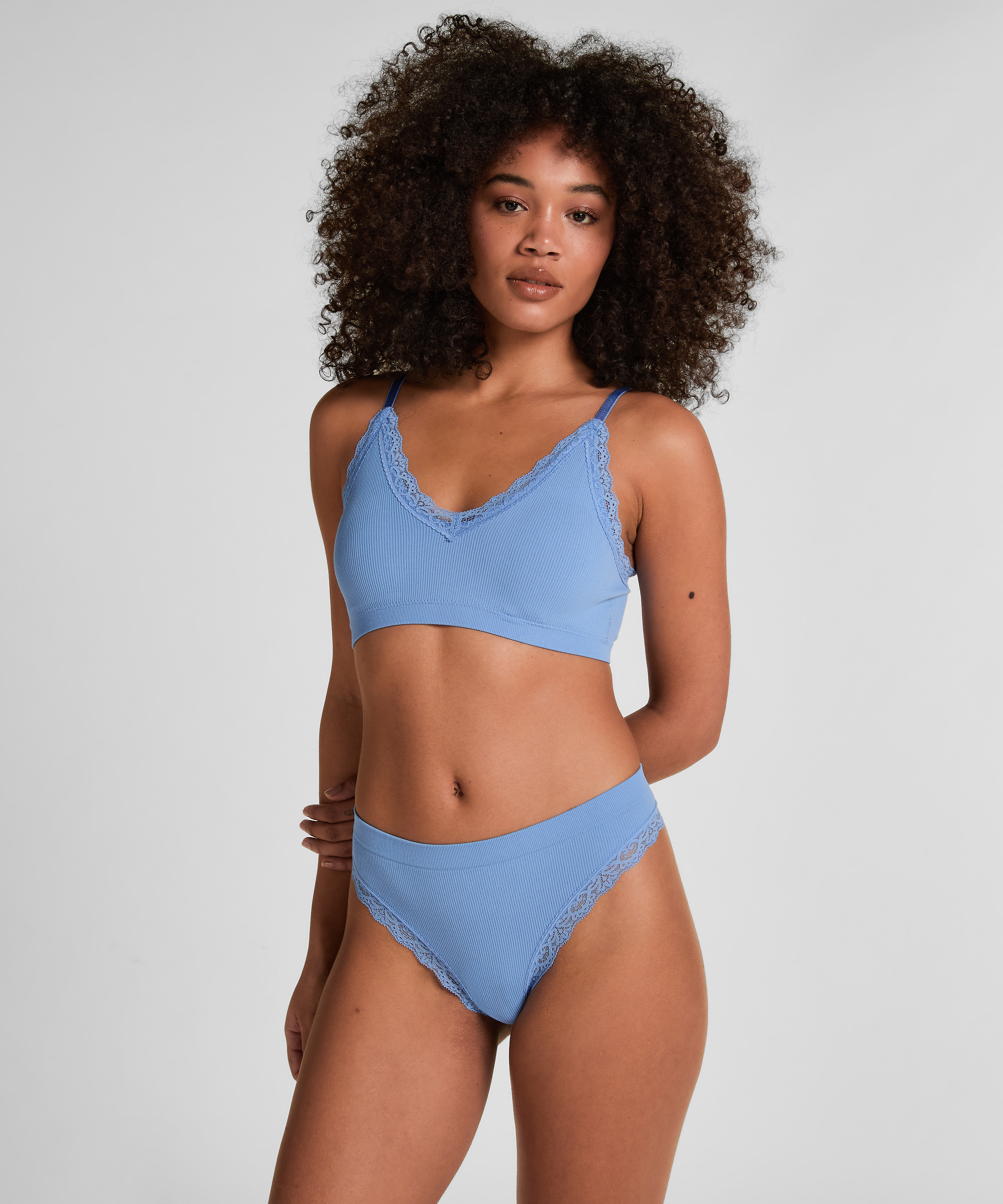 Lola Thong, Blue, main