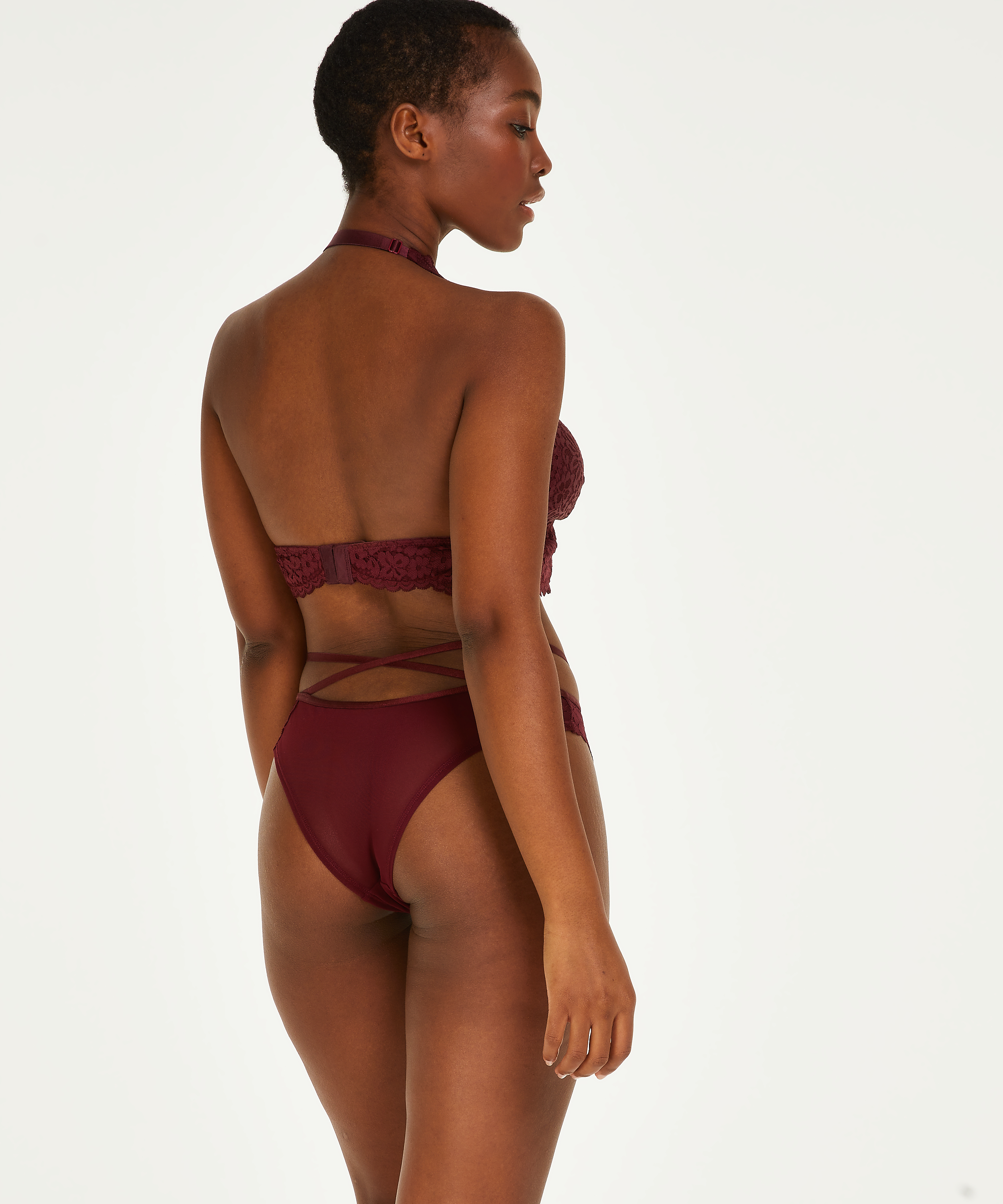 Isabelle Brazilian, Red, main