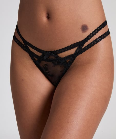Irina Thong, Black