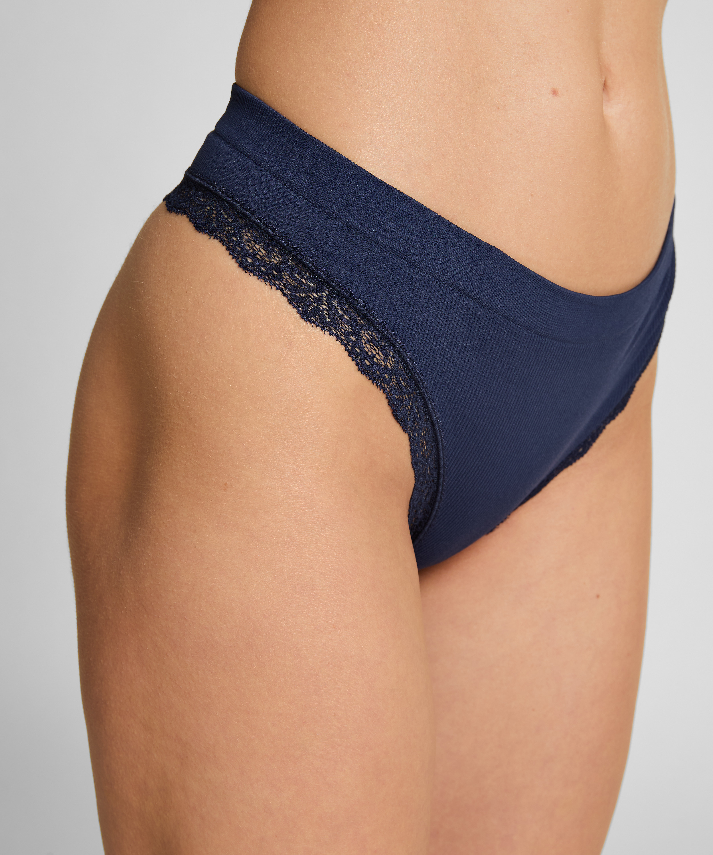 Lola Thong, Blue, main