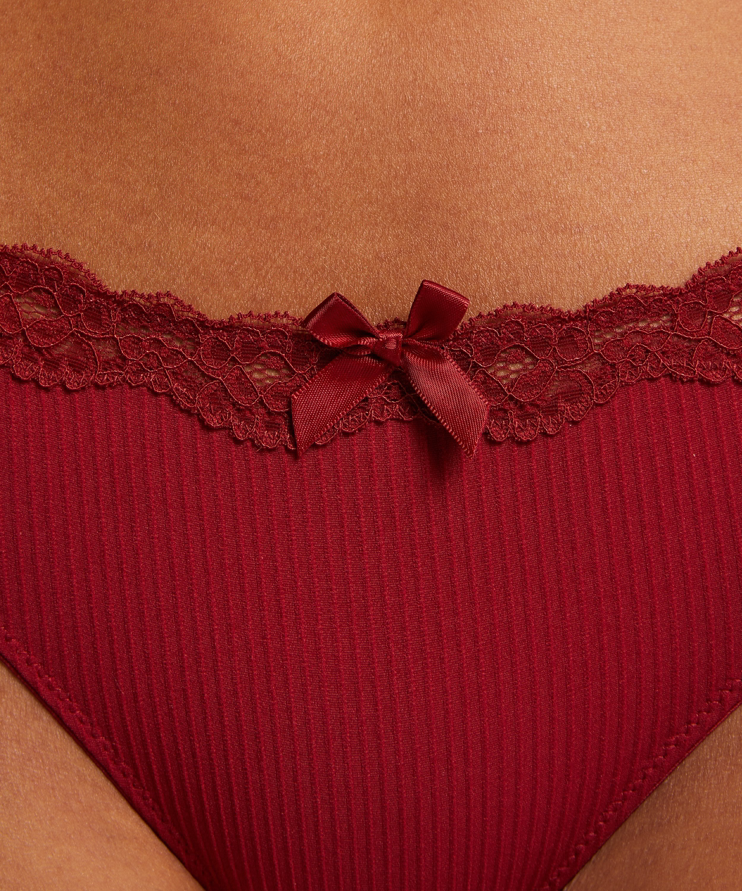 Lola Thong, Red, main