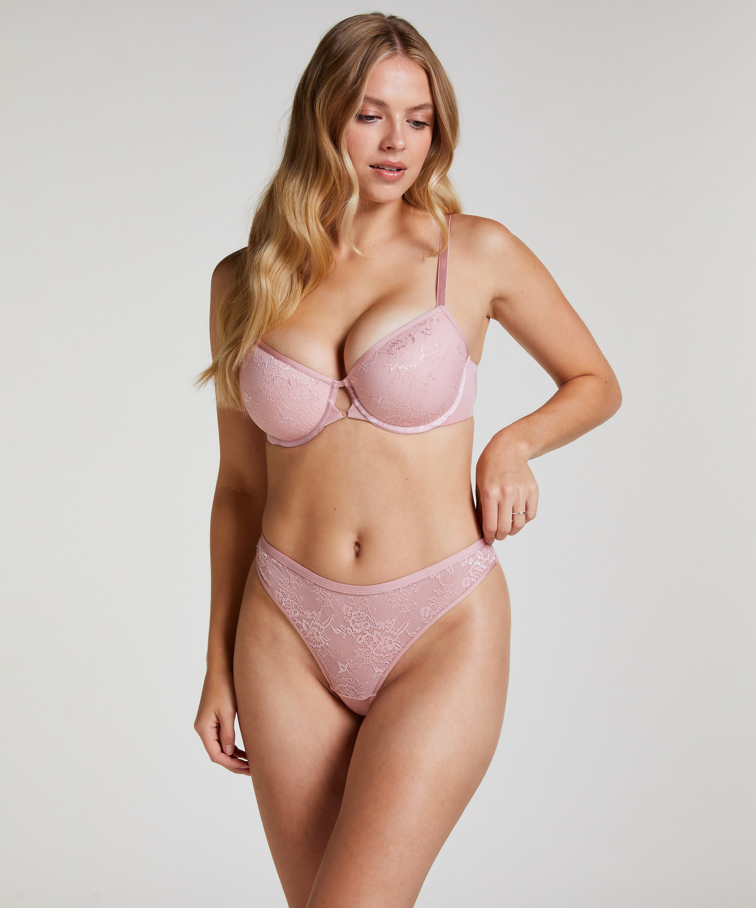 Lea Thong, Pink, main