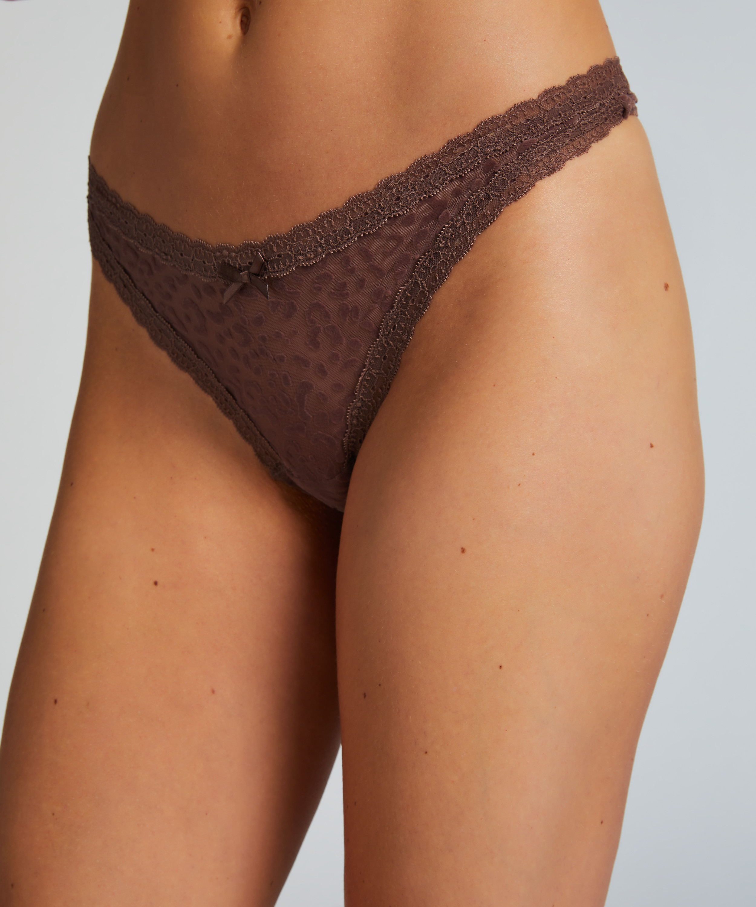 Zena Thong, Brown, main