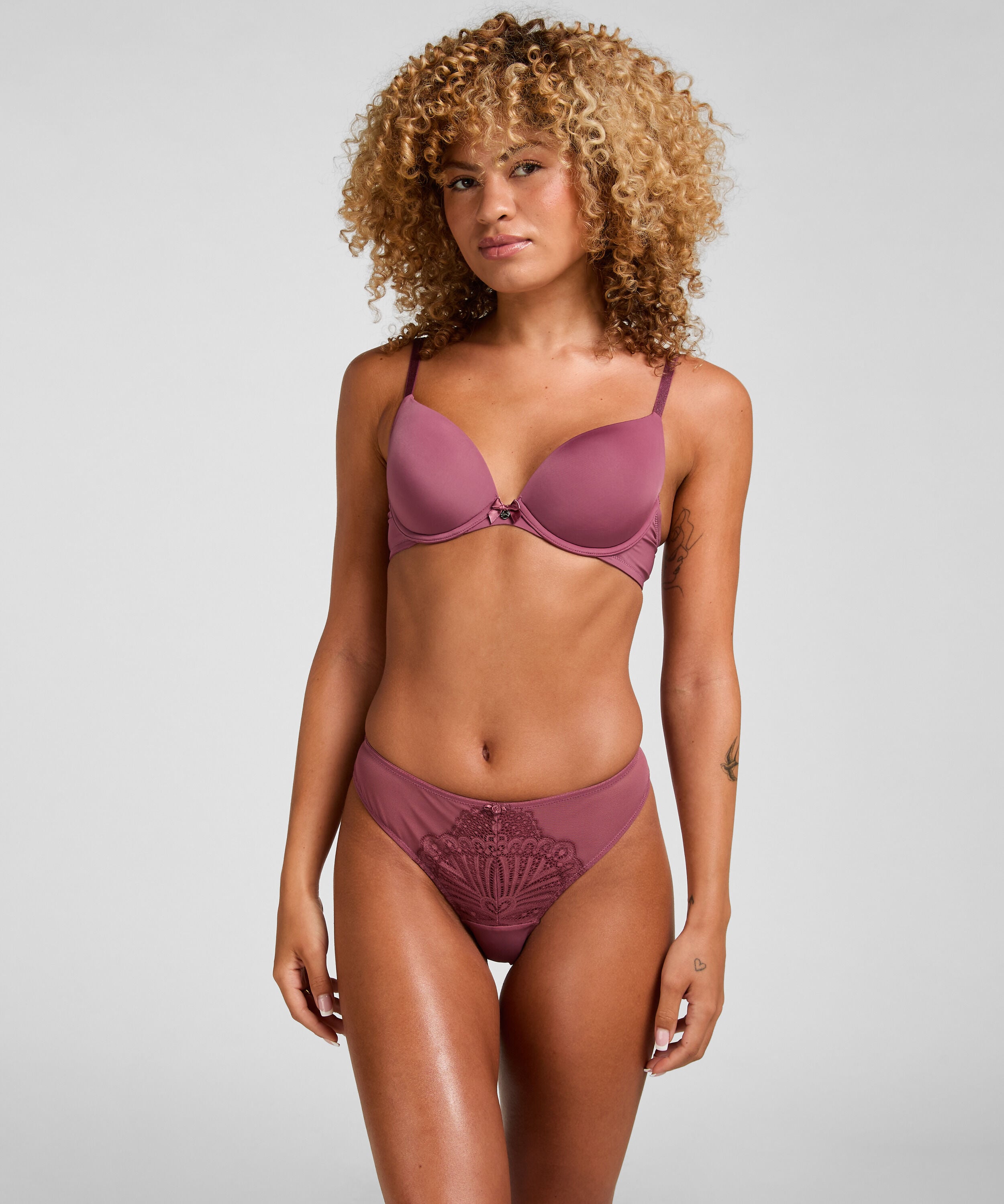 Brazilian Selena, Pink