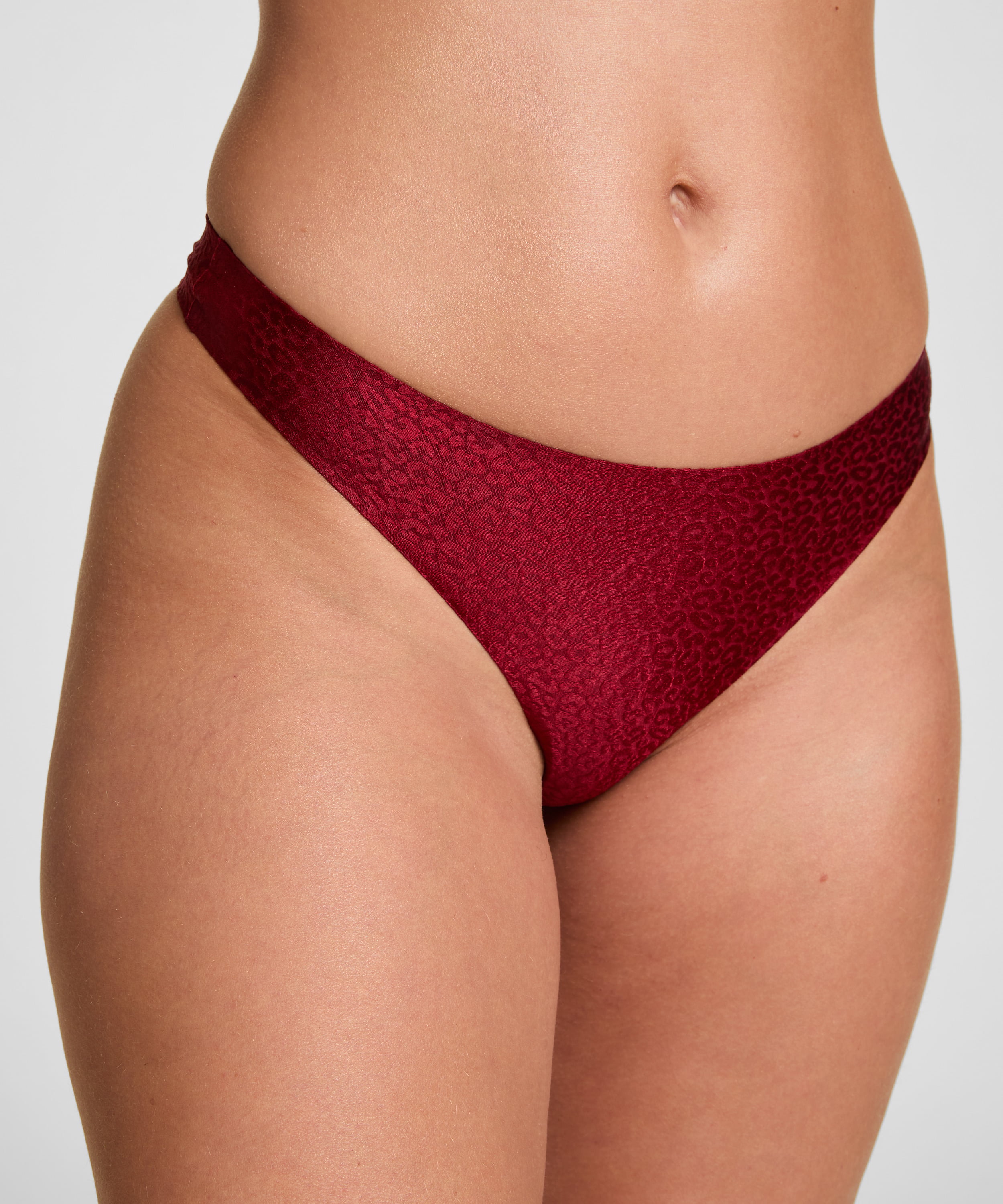 Thong Jackie, Red, main