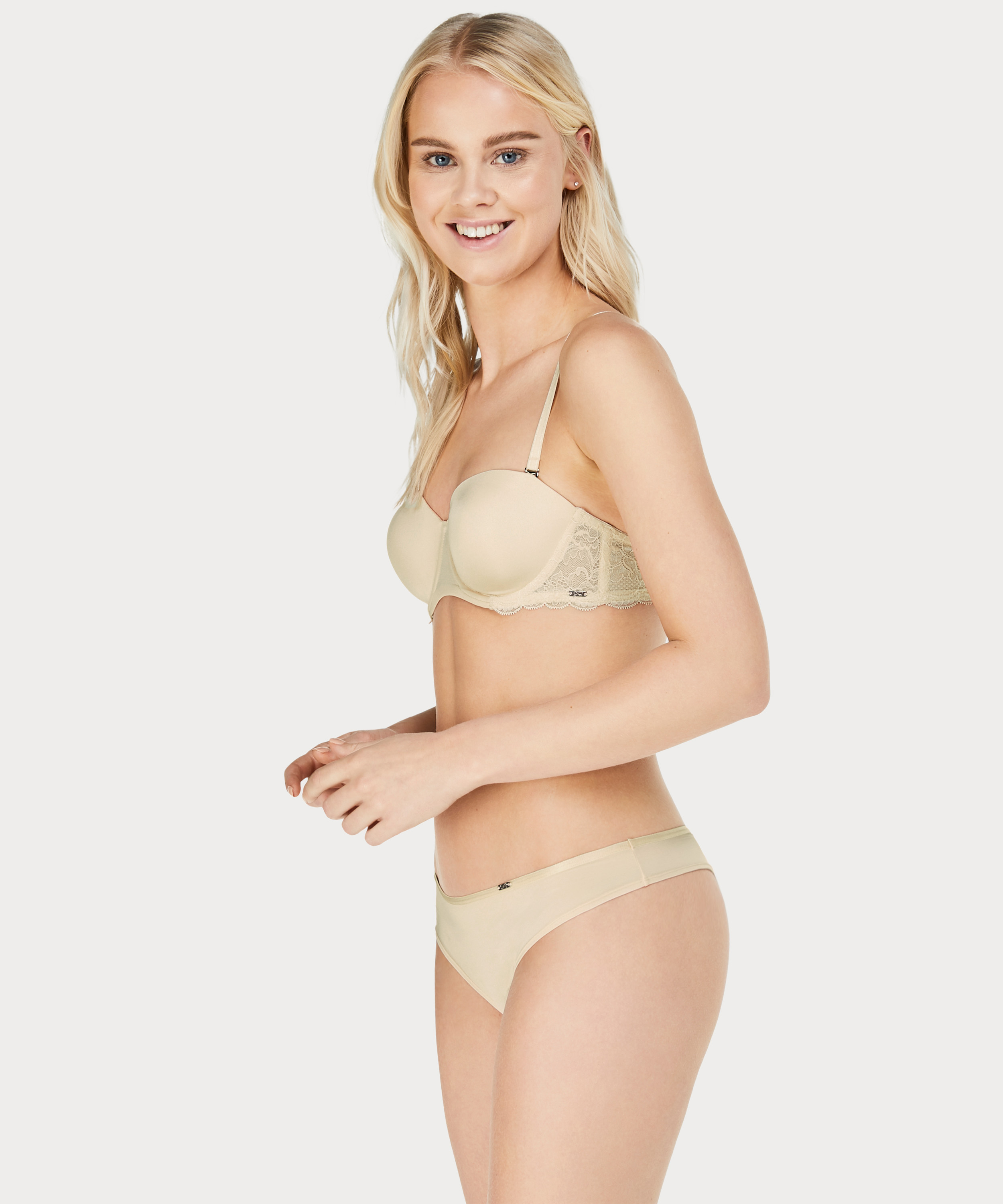 Angie Thong, Pink, main