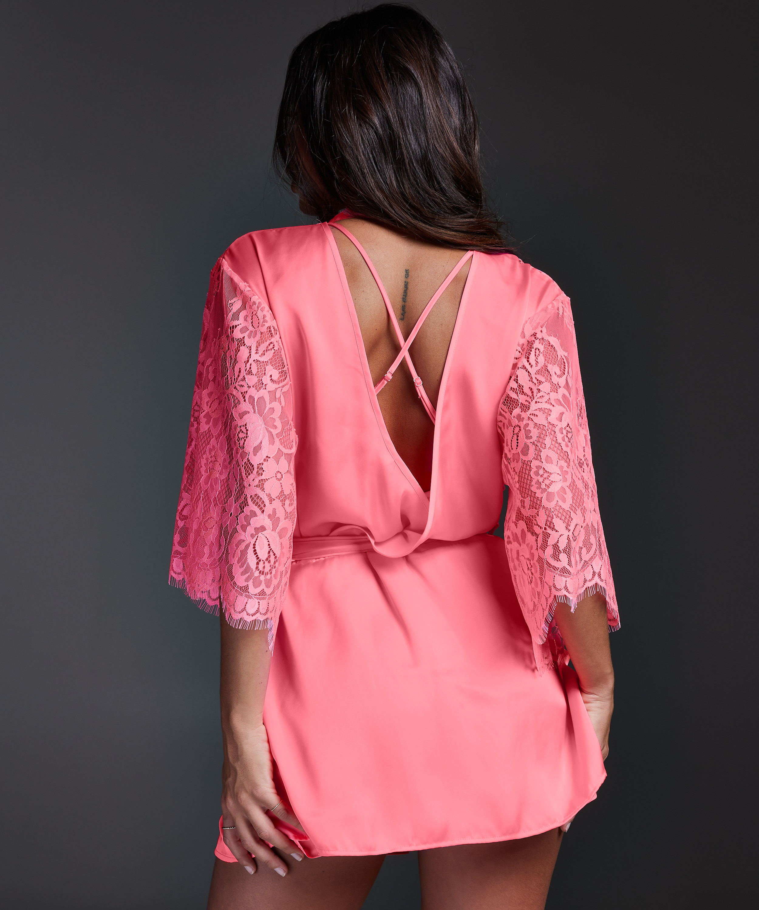 Jennifer Kimono, Pink, main